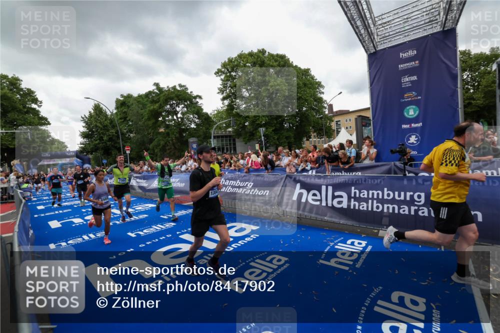 29.06.2025 - hella hamburg halbmarathon Zöllner http://msf.ph/oto/8417902 29.06.2025 10:51:28 Ziel 2364, 2411, 2946, 5820, 6776, 7943, 8989, 9214, 9656, 11124, 11422, 13047, 13792, 14865, 14994, 15871, 15950, 16357, 17131, 18489 meine-sportfotos.de