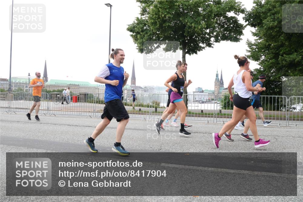 29.06.2025 - hella hamburg halbmarathon Lena Gebhardt http://msf.ph/oto/8417904 29.06.2025 10:52:03 Lombardsbrücke 1418, 1978, 2593, 3038, 3240, 3991, 4087, 4273, 4436, 4598, 4606, 4815, 5062, 5262, 5291, 5534, 5716, 5717, 6007, 6386, 6403, 6404, 6406, 6456, 6604, 6885, 6947, 6985, 7682, 7690, 7691, 8194, 8196, 8250, 8251, 8399, 8621, 9220, 9340, 9368, 9460, 9462, 9590, 9594, 9673, 9730, 10296, 10342, 10521, 10533, 10634, 10673, 10693, 10830, 10884, 11101, 11126, 11127, 11375, 11736, 11875, 11899, 11974, 12065, 12558 meine-sportfotos.de