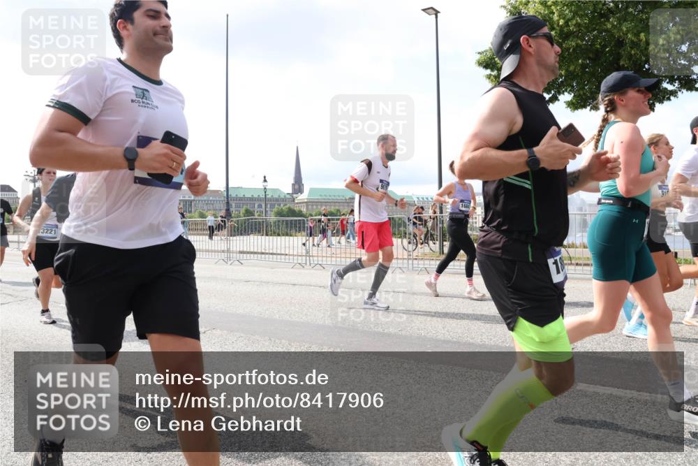 29.06.2025 - hella hamburg halbmarathon Lena Gebhardt http://msf.ph/oto/8417906 29.06.2025 10:05:25 Lombardsbrücke 3221, 1684, 18, 91, 1863, 1936, 1981, 2288, 2298, 2424, 2624, 3071, 3413, 3461, 3578, 4014, 4220, 4782, 5073, 6059, 6907, 6908, 7302, 7826, 8089, 8999, 9007, 9075, 9165, 9339, 9559, 9680, 9736, 9737, 9738, 9917, 10343, 10694, 10791, 10998, 11595, 11784, 11873, 11958, 12557, 13221, 13327, 13717, 14203, 14465, 14642, 16092, 16134, 16478, 16546, 16847, 17112, 17707, 17731, 17740, 17818, 18189, 18616, 18617, 19034, 19248 meine-sportfotos.de