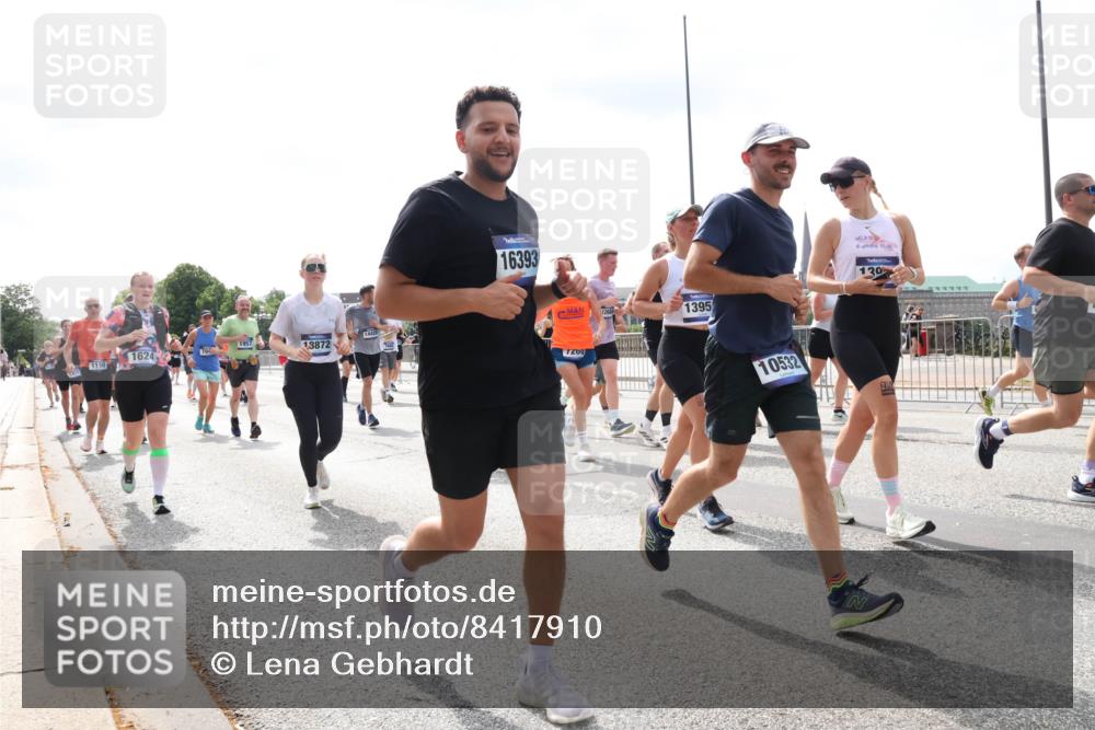 29.06.2025 - hella hamburg halbmarathon Lena Gebhardt http://msf.ph/oto/8417910 29.06.2025 10:42:32 Lombardsbrücke 1957, 14425, 1624, 13872, 1150, 16393, 7260, 1395, 0532, 130, 1150, 1360, 1624, 1656, 1752, 1929, 1957, 1964, 1994, 2069, 2134, 2145, 2401, 2523, 2538, 2580, 2940, 2941, 2974, 3276, 3283, 3605, 3874, 4092, 4329, 4334, 4353, 4778, 4885, 4891, 4892, 5403, 5417, 5419, 5671, 5810, 6120, 6764, 6828, 6837, 6917, 7040, 7260, 7357, 7513, 7557, 7666, 8014, 8161, 8459, 8525, 8526, 8529, 8712, 8816, 9008, 9370, 9980, 10027, 10454, 10532, 10697, 11142, 12151, 12441, 13241 meine-sportfotos.de