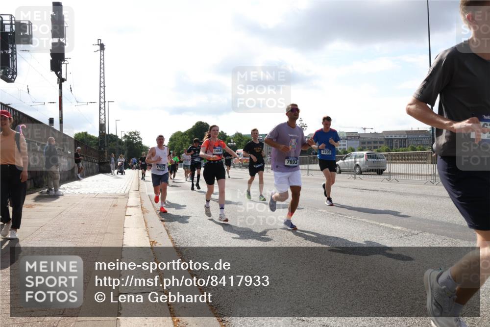 29.06.2025 - hella hamburg halbmarathon Lena Gebhardt http://msf.ph/oto/8417933 29.06.2025 09:51:14 Lombardsbrücke 17834, 14447, 7693, 3700, 1136, 1256, 1441, 1677, 1912, 1920, 1941, 1962, 2546, 2579, 2972, 3056, 3523, 3700, 3947, 4759, 4854, 4888, 4889, 4893, 4999, 5026, 5087, 5275, 5387, 5506, 5752, 5916, 6429, 6593, 6639, 6686, 6687, 6721, 6901, 7110, 7116, 7284, 7378, 7635, 7693, 7962, 8091, 8122, 8319, 8574, 8966, 9262, 9313, 9371, 9380, 9755, 9833, 9885, 10193, 10415, 10469, 11049, 11284, 11907, 11959, 12153, 14201 meine-sportfotos.de