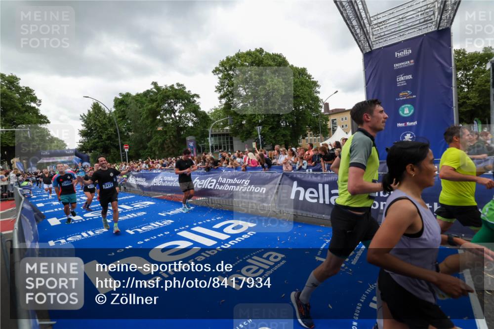 29.06.2025 - hella hamburg halbmarathon Zöllner http://msf.ph/oto/8417934 29.06.2025 10:51:30 Ziel 1335, 2364, 2411, 2946, 5820, 7943, 8989, 9214, 9656, 11124, 11422, 13403, 13792, 15871, 15950, 16357, 17131, 18489 meine-sportfotos.de