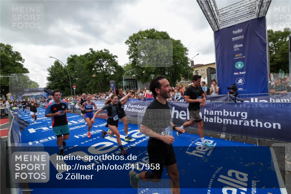 29.06.2025 - hella hamburg halbmarathon Zöllner http://msf.ph/oto/8417958 29.06.2025 10:51:31 Ziel 1335, 2411, 2946, 5820, 7943, 9214, 9656, 11422, 13403, 13792, 15871, 15950, 16357, 17131 meine-sportfotos.de