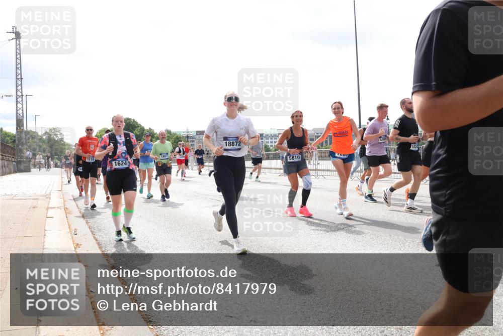 29.06.2025 - hella hamburg halbmarathon Lena Gebhardt http://msf.ph/oto/8417979 29.06.2025 10:42:33 Lombardsbrücke 1957, 1150, 1624, 18872, 5810, 1824, 1150, 1360, 1624, 1656, 1752, 1929, 1957, 1964, 1994, 2069, 2134, 2401, 2523, 2538, 2580, 2940, 2941, 2974, 3276, 3283, 3605, 3874, 4092, 4105, 4329, 4334, 4353, 4385, 4778, 4885, 4891, 4892, 5403, 5417, 5419, 5671, 5810, 6120, 6764, 6828, 6837, 6917, 7040, 7260, 7357, 7513, 7557, 7666, 8014, 8161, 8459, 8525, 8526, 8529, 8712, 8816, 9008, 9370, 9980, 10027, 10454, 10532, 10697, 11142, 11710, 12151, 12441, 13241 meine-sportfotos.de