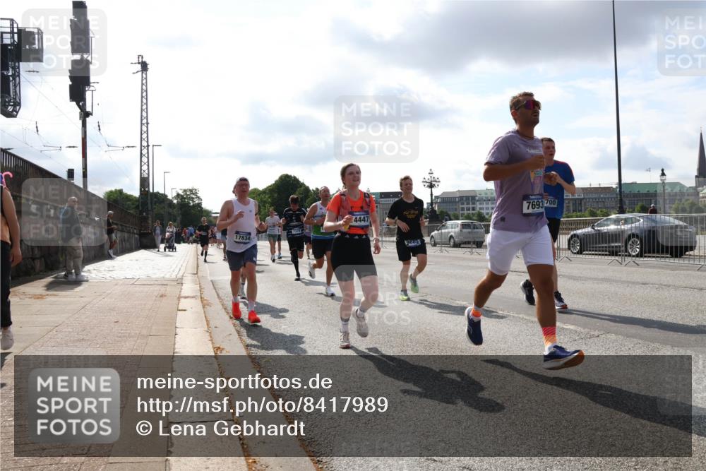 29.06.2025 - hella hamburg halbmarathon Lena Gebhardt http://msf.ph/oto/8417989 29.06.2025 09:51:15 Lombardsbrücke 7693, 700, 4447, 7378, 17834, 9885, 1136, 1256, 1441, 1677, 1912, 1920, 1941, 1962, 2546, 2579, 2972, 3056, 3523, 3700, 3947, 4297, 4759, 4854, 4888, 4889, 4893, 4999, 5026, 5087, 5275, 5375, 5387, 5506, 5752, 5916, 6429, 6593, 6639, 6686, 6687, 6721, 6901, 7110, 7116, 7284, 7378, 7635, 7693, 7962, 8091, 8122, 8319, 8574, 8966, 9262, 9313, 9371, 9380, 9755, 9833, 9885, 10193, 10415, 10469, 11049, 11284, 11907, 11959, 12153, 14201 meine-sportfotos.de