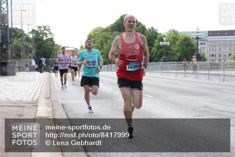 29.06.2025 - hella hamburg halbmarathon Lena Gebhardt http://msf.ph/oto/8417999 29.06.2025 09:41:31 Lombardsbrücke 1194, 10780, 16361, 2459, 4128, 4571, 7834, 7963, 9442, 10234, 10780, 11194, 11624, 12067, 12641, 13780, 14107, 16361, 16484, 17856, 17886 meine-sportfotos.de
