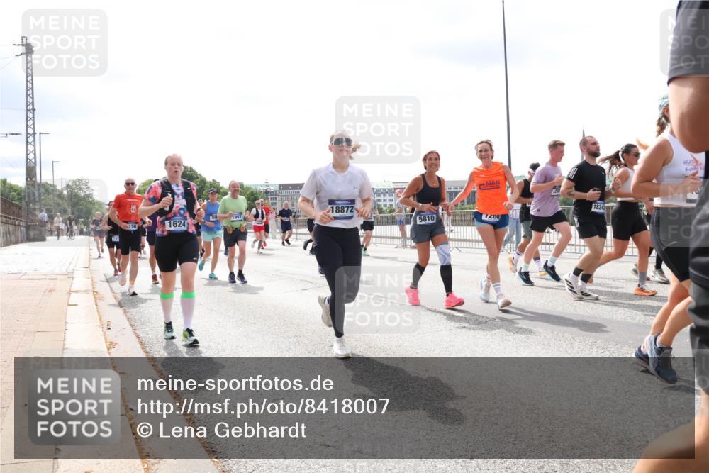 29.06.2025 - hella hamburg halbmarathon Lena Gebhardt http://msf.ph/oto/8418007 29.06.2025 10:42:33 Lombardsbrücke 704, 1957, 150, 1624, 18872, 5810, 200, 18243, 1150, 1360, 1624, 1656, 1752, 1929, 1957, 1964, 1994, 2069, 2134, 2401, 2523, 2538, 2580, 2940, 2941, 2974, 3276, 3283, 3605, 3874, 4092, 4105, 4329, 4334, 4353, 4385, 4778, 4885, 4891, 4892, 5403, 5417, 5419, 5671, 5810, 6120, 6764, 6828, 6837, 6917, 7040, 7260, 7357, 7513, 7557, 7666, 8014, 8161, 8459, 8525, 8526, 8529, 8712, 8816, 9008, 9370, 9980, 10027, 10454, 10532, 10697, 11142, 11710, 12151, 12441, 13241 meine-sportfotos.de