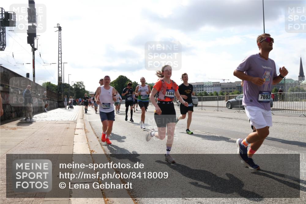 29.06.2025 - hella hamburg halbmarathon Lena Gebhardt http://msf.ph/oto/8418009 29.06.2025 09:51:15 Lombardsbrücke 17834, 1444, 18963, 7378, 7693, 1136, 1256, 1441, 1677, 1912, 1920, 1941, 1962, 2546, 2579, 2972, 3056, 3523, 3700, 3947, 4297, 4759, 4854, 4888, 4889, 4893, 4999, 5026, 5087, 5275, 5375, 5387, 5506, 5752, 5916, 6429, 6593, 6639, 6686, 6687, 6721, 6901, 7110, 7116, 7284, 7378, 7635, 7693, 7962, 8091, 8122, 8319, 8574, 8966, 9262, 9313, 9371, 9380, 9755, 9833, 9885, 10193, 10415, 10469, 11049, 11284, 11907, 11959, 12153, 14201 meine-sportfotos.de