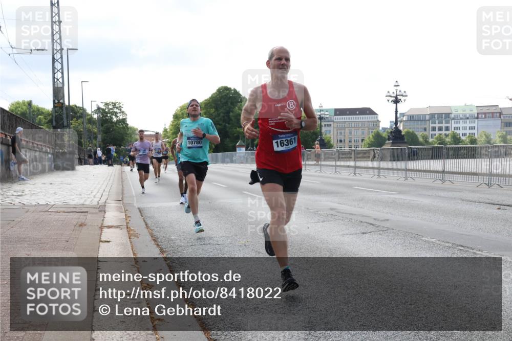 29.06.2025 - hella hamburg halbmarathon Lena Gebhardt http://msf.ph/oto/8418022 29.06.2025 09:41:32 Lombardsbrücke 10780, 16361, 2459, 4128, 4571, 7142, 7834, 7963, 9442, 10234, 10780, 11194, 11624, 12067, 12641, 13780, 14107, 16361, 16484, 17856, 17886 meine-sportfotos.de