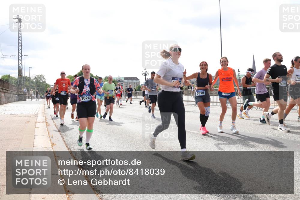 29.06.2025 - hella hamburg halbmarathon Lena Gebhardt http://msf.ph/oto/8418039 29.06.2025 10:42:33 Lombardsbrücke 1150, 18243, 1624, 1957, 5810, 1200, 132, 1150, 1360, 1624, 1656, 1752, 1929, 1957, 1964, 1994, 2069, 2134, 2401, 2523, 2538, 2580, 2940, 2941, 2974, 3276, 3283, 3605, 3874, 4092, 4105, 4329, 4334, 4353, 4385, 4778, 4885, 4891, 4892, 5403, 5417, 5419, 5671, 5810, 6120, 6764, 6828, 6837, 6917, 7040, 7260, 7357, 7513, 7557, 7666, 8014, 8161, 8459, 8525, 8526, 8529, 8712, 8816, 9008, 9370, 9980, 10027, 10454, 10532, 10697, 11142, 11710, 12151, 12441, 13241 meine-sportfotos.de
