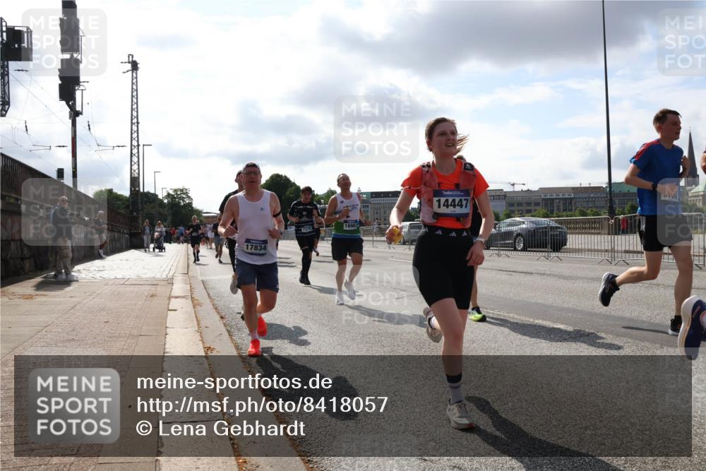 29.06.2025 - hella hamburg halbmarathon Lena Gebhardt http://msf.ph/oto/8418057 29.06.2025 09:51:15 Lombardsbrücke 17834, 7378, 18963, 14447, 1136, 1256, 1441, 1677, 1912, 1920, 1941, 1962, 2546, 2579, 2972, 3056, 3523, 3700, 3947, 4297, 4759, 4854, 4888, 4889, 4893, 4999, 5026, 5087, 5275, 5375, 5387, 5506, 5752, 5916, 6429, 6593, 6639, 6686, 6687, 6721, 6901, 7110, 7116, 7284, 7378, 7635, 7693, 7962, 8091, 8122, 8319, 8574, 8966, 9262, 9313, 9371, 9380, 9755, 9833, 9885, 10193, 10415, 10469, 11049, 11284, 11907, 11959, 12153, 14201 meine-sportfotos.de