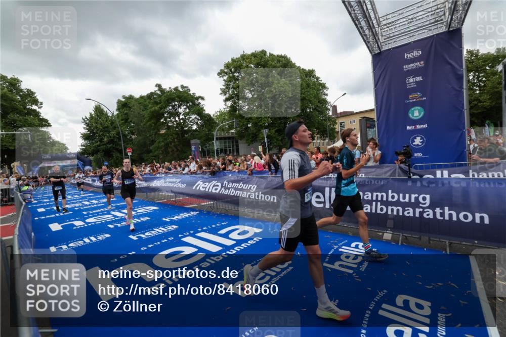 29.06.2025 - hella hamburg halbmarathon Zöllner http://msf.ph/oto/8418060 29.06.2025 10:51:35 Ziel 1335, 5008, 7943, 10691, 13403, 13792, 15871, 17131, 19007 meine-sportfotos.de
