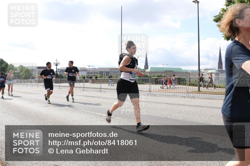 29.06.2025 - hella hamburg halbmarathon Lena Gebhardt http://msf.ph/oto/8418061 29.06.2025 10:05:26 Lombardsbrücke 12557, 10694, 13221, 1863, 1936, 1981, 2288, 2298, 2424, 2624, 3071, 3413, 3461, 3578, 3929, 4014, 4220, 4782, 5073, 6059, 6907, 6908, 7302, 7826, 8089, 8999, 9007, 9075, 9165, 9339, 9559, 9680, 9736, 9737, 9738, 9917, 10343, 10694, 10791, 10998, 11595, 11784, 11873, 11958, 12557, 13221, 13327, 13717, 14203, 14465, 14642, 16092, 16478, 16546, 16847, 17112, 17707, 17731, 17740, 17818, 18189, 18616, 18617, 19034, 19248 meine-sportfotos.de
