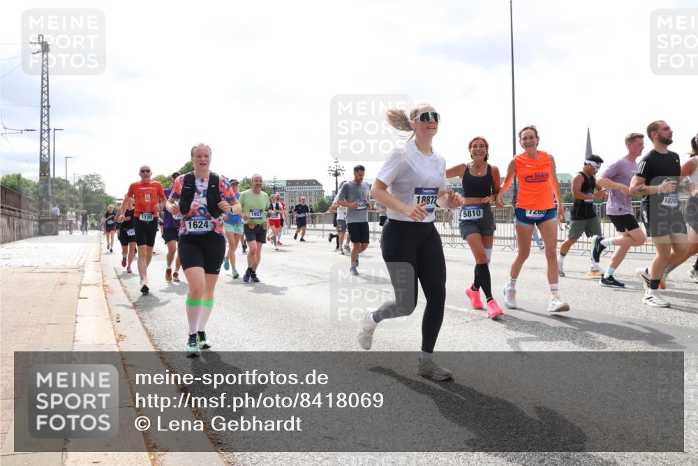 29.06.2025 - hella hamburg halbmarathon Lena Gebhardt http://msf.ph/oto/8418069 29.06.2025 10:42:33 Lombardsbrücke 1929, 1150, 1957, 1624, 18872, 5810, 7260, 18243, 1150, 1360, 1624, 1656, 1752, 1929, 1957, 1964, 1994, 2069, 2134, 2401, 2523, 2538, 2580, 2940, 2941, 2974, 3276, 3283, 3605, 3874, 4092, 4105, 4329, 4334, 4353, 4385, 4778, 4885, 4891, 4892, 5403, 5417, 5419, 5671, 5810, 6120, 6764, 6828, 6837, 6917, 7040, 7260, 7357, 7513, 7557, 7666, 8014, 8161, 8459, 8525, 8526, 8529, 8712, 8816, 9008, 9370, 9980, 10027, 10454, 10532, 10697, 11142, 11710, 12151, 12441, 13241 meine-sportfotos.de