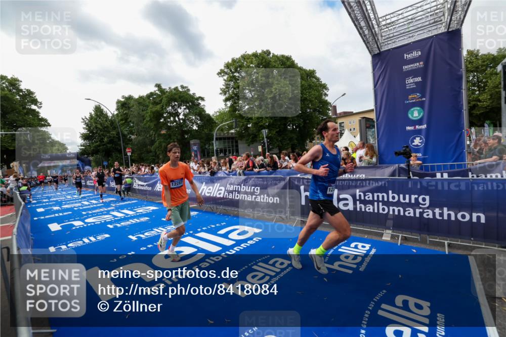 29.06.2025 - hella hamburg halbmarathon Zöllner http://msf.ph/oto/8418084 29.06.2025 10:29:25 Ziel 2075, 8975, 9571, 10156, 12234, 12287, 12337, 13838, 14164, 14395, 15880, 18737, 19203 meine-sportfotos.de