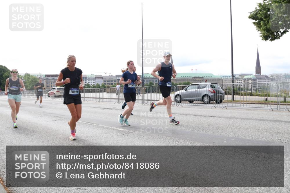 29.06.2025 - hella hamburg halbmarathon Lena Gebhardt http://msf.ph/oto/8418086 29.06.2025 10:27:05 Lombardsbrücke 18978, 2045, 17049, 1530, 1793, 1973, 2045, 2306, 2643, 2775, 4358, 4507, 4509, 5494, 5495, 5707, 5825, 6259, 6625, 6637, 7069, 7234, 7314, 7944, 8056, 8079, 8281, 9186, 9349, 10077, 10465, 11110, 11270, 11740, 11766, 12071, 13462, 14020, 14021, 15027, 15108, 15641, 15878, 16479, 16788, 17049, 17300, 17445, 17675, 18074, 18516, 18962, 18976, 18978 meine-sportfotos.de