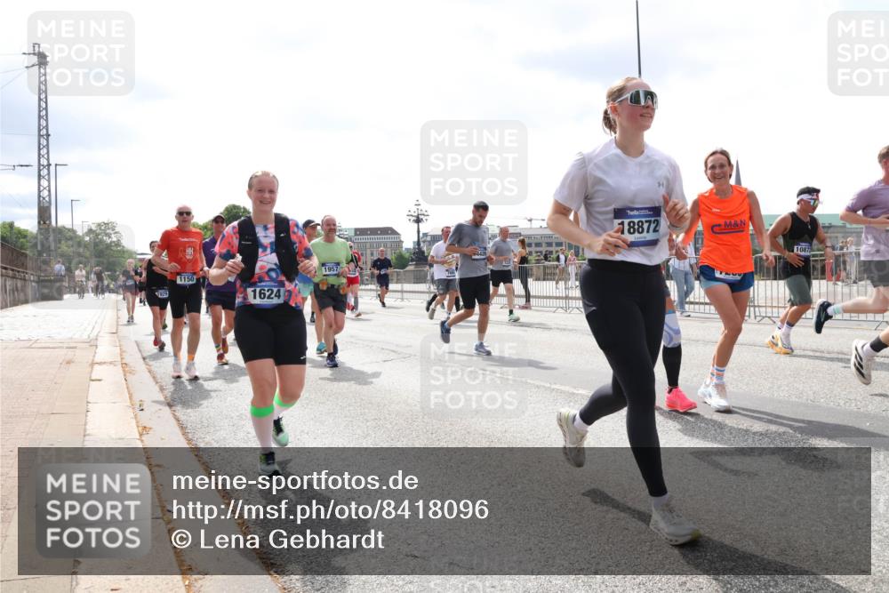 29.06.2025 - hella hamburg halbmarathon Lena Gebhardt http://msf.ph/oto/8418096 29.06.2025 10:42:33 Lombardsbrücke 1929, 1150, 1624, 1957, 4426, 18872, 10872, 1150, 1360, 1624, 1656, 1752, 1929, 1957, 1964, 1994, 2069, 2134, 2401, 2523, 2538, 2580, 2940, 2941, 2974, 3276, 3283, 3605, 3874, 4092, 4105, 4329, 4334, 4353, 4385, 4778, 4885, 4891, 4892, 5403, 5417, 5419, 5671, 5810, 6120, 6764, 6828, 6837, 6917, 7040, 7260, 7357, 7513, 7557, 7666, 8014, 8161, 8459, 8525, 8526, 8529, 8712, 8816, 9008, 9370, 9980, 10027, 10454, 10532, 10697, 11142, 11710, 12151, 12441, 13241 meine-sportfotos.de