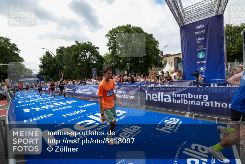 29.06.2025 - hella hamburg halbmarathon Zöllner http://msf.ph/oto/8418097 29.06.2025 10:29:25 Ziel 2075, 8975, 9571, 10156, 12234, 12287, 12337, 13838, 14164, 14395, 15880, 18737, 19203 meine-sportfotos.de