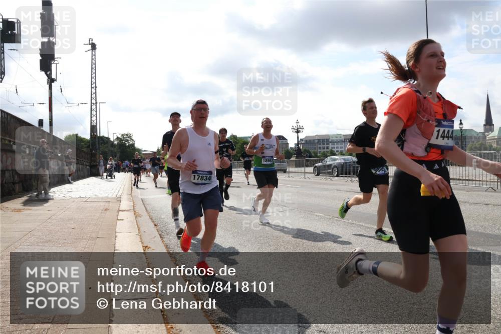 29.06.2025 - hella hamburg halbmarathon Lena Gebhardt http://msf.ph/oto/8418101 29.06.2025 09:51:15 Lombardsbrücke 17834, 18963, 1444, 1136, 1256, 1441, 1677, 1912, 1920, 1941, 1962, 2546, 2579, 2972, 3056, 3523, 3700, 3947, 4297, 4759, 4854, 4888, 4889, 4893, 4999, 5026, 5087, 5275, 5375, 5387, 5506, 5752, 5916, 6429, 6593, 6639, 6686, 6687, 6721, 6901, 7110, 7116, 7284, 7378, 7635, 7693, 7962, 8091, 8122, 8319, 8574, 8966, 9262, 9313, 9371, 9380, 9755, 9833, 9885, 10193, 10415, 10469, 11049, 11284, 11907, 11959, 12153, 14201 meine-sportfotos.de