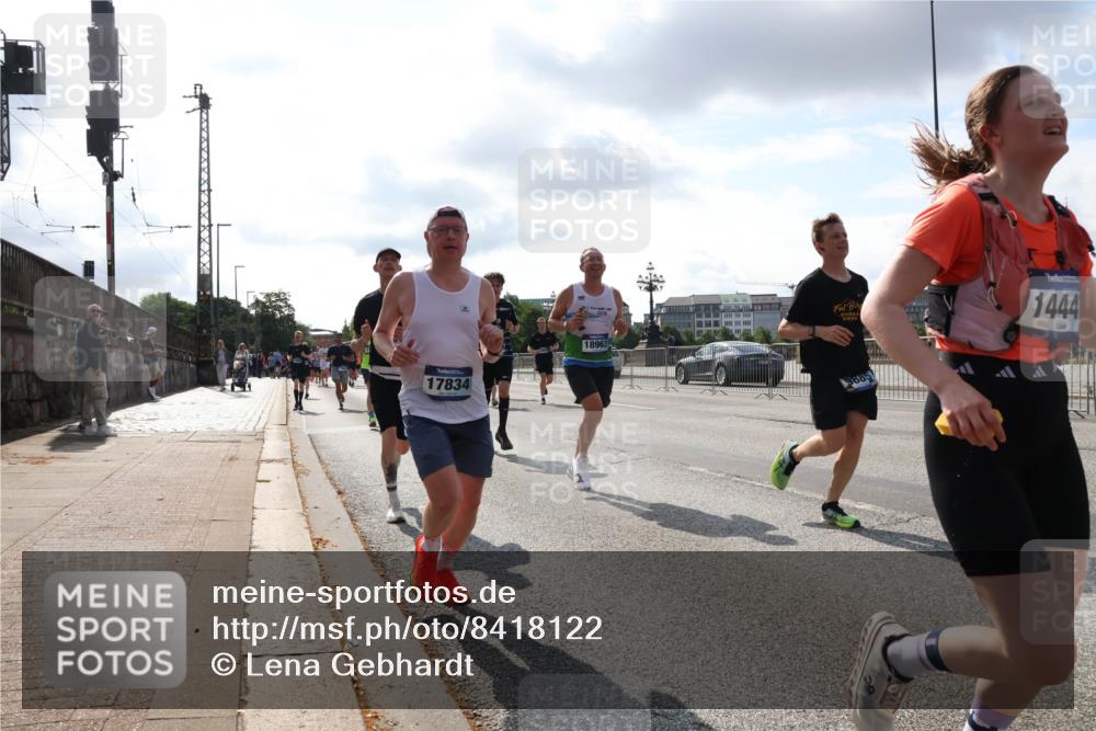 29.06.2025 - hella hamburg halbmarathon Lena Gebhardt http://msf.ph/oto/8418122 29.06.2025 09:51:16 Lombardsbrücke 17834, 18963, 1444, 1136, 1256, 1441, 1570, 1677, 1912, 1920, 1941, 1962, 2546, 2579, 2972, 3056, 3523, 3700, 3947, 4297, 4759, 4854, 4888, 4889, 4893, 4999, 5026, 5087, 5275, 5375, 5387, 5410, 5506, 5752, 5916, 6429, 6593, 6639, 6686, 6687, 6721, 6901, 7110, 7116, 7284, 7363, 7378, 7635, 7693, 7962, 8091, 8122, 8319, 8574, 8966, 9262, 9313, 9364, 9371, 9380, 9755, 9833, 9885, 10193, 10415, 10469, 11049, 11284, 11907, 11959, 12153, 14201 meine-sportfotos.de