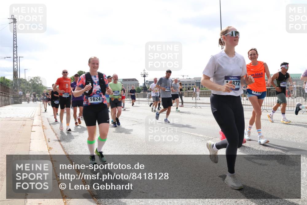 29.06.2025 - hella hamburg halbmarathon Lena Gebhardt http://msf.ph/oto/8418128 29.06.2025 10:42:33 Lombardsbrücke 1929, 1150, 1624, 1957, 14426, 2872, 7200, 10872, 1150, 1360, 1624, 1656, 1752, 1929, 1957, 1964, 1994, 2069, 2134, 2401, 2523, 2538, 2580, 2940, 2941, 2974, 3276, 3283, 3605, 3874, 4092, 4105, 4329, 4334, 4353, 4385, 4778, 4885, 4891, 4892, 5403, 5417, 5419, 5671, 5810, 6120, 6764, 6828, 6837, 6917, 7040, 7260, 7357, 7513, 7557, 7666, 8014, 8161, 8459, 8525, 8526, 8529, 8712, 8816, 9008, 9370, 9980, 10027, 10454, 10532, 10697, 11142, 11710, 12151, 12441, 13241 meine-sportfotos.de