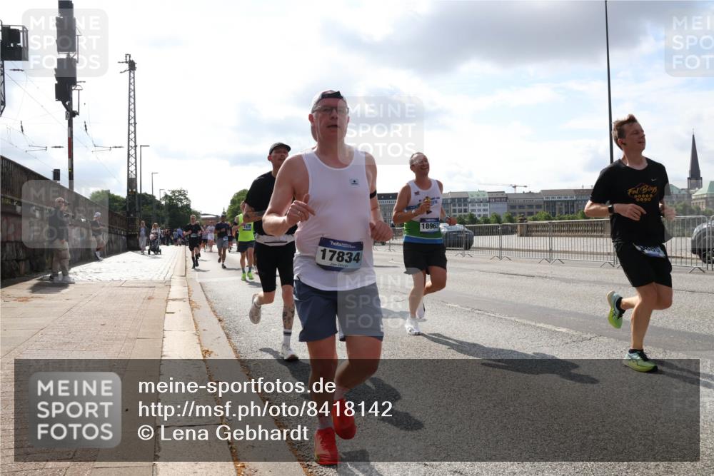 29.06.2025 - hella hamburg halbmarathon Lena Gebhardt http://msf.ph/oto/8418142 29.06.2025 09:51:16 Lombardsbrücke 17834, 18963, 0000, 1136, 1256, 1441, 1570, 1677, 1912, 1920, 1941, 1962, 2546, 2579, 2972, 3056, 3523, 3700, 3947, 4297, 4759, 4854, 4888, 4889, 4893, 4999, 5026, 5087, 5275, 5375, 5387, 5410, 5506, 5752, 5916, 6429, 6593, 6639, 6686, 6687, 6721, 6901, 7110, 7116, 7284, 7363, 7378, 7635, 7693, 7962, 8091, 8122, 8319, 8574, 8966, 9262, 9313, 9364, 9371, 9380, 9755, 9833, 9885, 10193, 10415, 10469, 11049, 11284, 11907, 11959, 12153, 14201 meine-sportfotos.de
