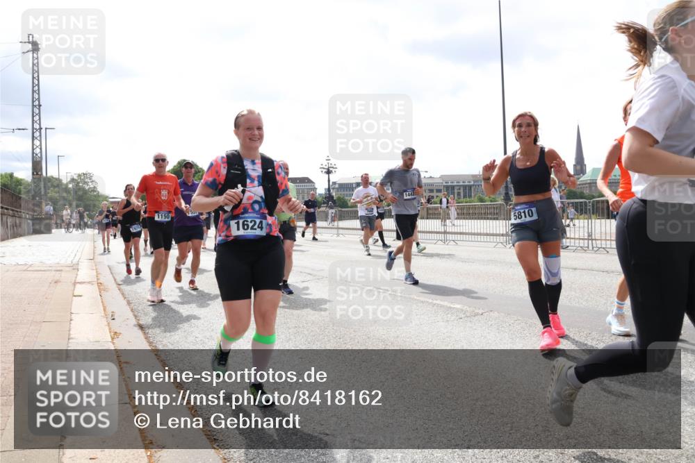29.06.2025 - hella hamburg halbmarathon Lena Gebhardt http://msf.ph/oto/8418162 29.06.2025 10:42:34 Lombardsbrücke 1929, 1150, 5, 1442, 1624, 5810, 1150, 1360, 1624, 1656, 1752, 1929, 1957, 1964, 1994, 2069, 2134, 2401, 2523, 2538, 2580, 2940, 2941, 2974, 3276, 3283, 3605, 3874, 4092, 4105, 4329, 4334, 4353, 4385, 4778, 4885, 4891, 4892, 5403, 5417, 5419, 5671, 5810, 6120, 6764, 6828, 6917, 7040, 7260, 7357, 7513, 7557, 7666, 8014, 8161, 8459, 8525, 8526, 8529, 8712, 8816, 9008, 9370, 9980, 10027, 10454, 10532, 10697, 11142, 11710, 12151, 12441, 13241 meine-sportfotos.de
