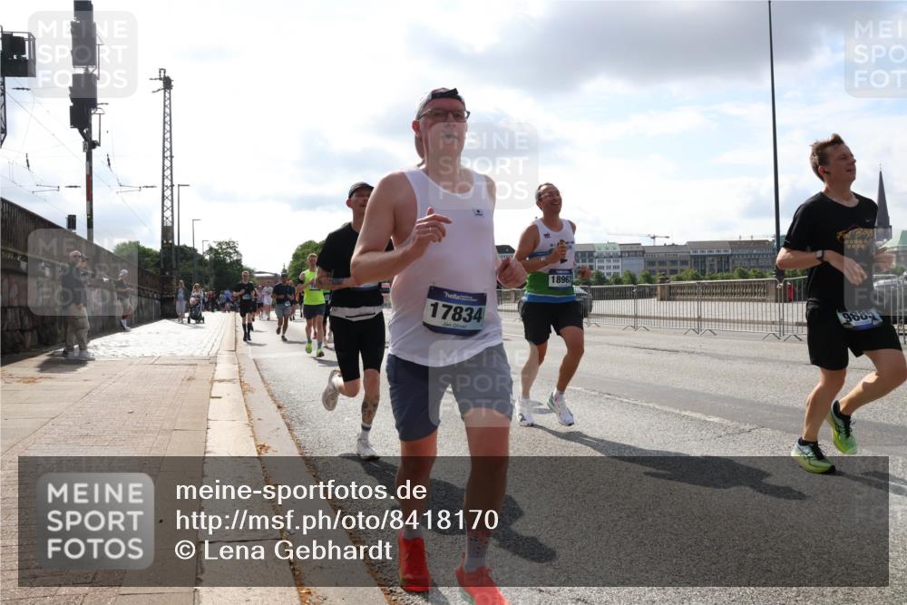29.06.2025 - hella hamburg halbmarathon Lena Gebhardt http://msf.ph/oto/8418170 29.06.2025 09:51:16 Lombardsbrücke 17834, 18963, 00000, 0000, 1136, 1256, 1441, 1570, 1677, 1912, 1920, 1941, 1962, 2546, 2579, 2972, 3056, 3523, 3700, 3947, 4297, 4759, 4854, 4888, 4889, 4893, 4999, 5026, 5087, 5275, 5375, 5387, 5410, 5506, 5752, 5916, 6429, 6593, 6639, 6686, 6687, 6721, 6901, 7110, 7116, 7284, 7363, 7378, 7635, 7693, 7962, 8091, 8122, 8319, 8574, 8966, 9262, 9313, 9364, 9371, 9380, 9755, 9833, 9885, 10193, 10415, 10469, 11049, 11284, 11907, 11959, 12153, 14201 meine-sportfotos.de
