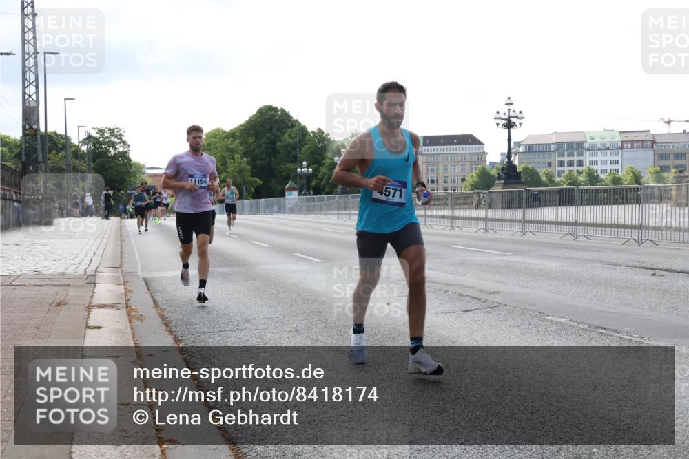 29.06.2025 - hella hamburg halbmarathon Lena Gebhardt http://msf.ph/oto/8418174 29.06.2025 09:41:34 Lombardsbrücke 11194, 4571, 2459, 4128, 4571, 7142, 7834, 7963, 9442, 10234, 10780, 11194, 11624, 12067, 12641, 13780, 14107, 16361, 16484, 17856, 17886 meine-sportfotos.de