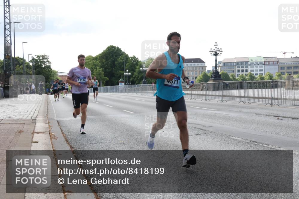 29.06.2025 - hella hamburg halbmarathon Lena Gebhardt http://msf.ph/oto/8418199 29.06.2025 09:41:34 Lombardsbrücke 4571, 11194, 2459, 4128, 4571, 7142, 7834, 7963, 9442, 10234, 10780, 11194, 11624, 12067, 12641, 13780, 14107, 16361, 16484, 17856, 17886 meine-sportfotos.de