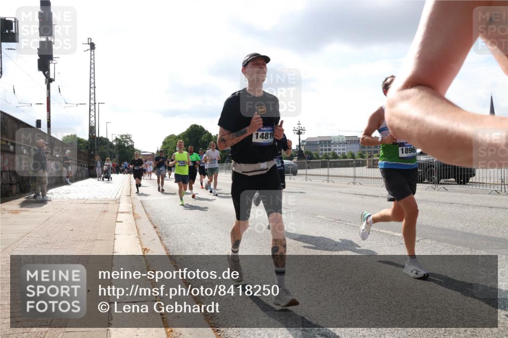 29.06.2025 - hella hamburg halbmarathon Lena Gebhardt http://msf.ph/oto/8418250 29.06.2025 09:51:16 Lombardsbrücke 1941, 1481, 1896, 1136, 1256, 1441, 1570, 1677, 1912, 1920, 1941, 1962, 2546, 2579, 2972, 3056, 3523, 3700, 3947, 4297, 4759, 4854, 4888, 4889, 4893, 4999, 5026, 5087, 5275, 5375, 5387, 5410, 5506, 5752, 5916, 6429, 6593, 6639, 6686, 6687, 6721, 6901, 7110, 7116, 7284, 7363, 7378, 7635, 7693, 7962, 8091, 8122, 8319, 8574, 8966, 9262, 9313, 9364, 9371, 9380, 9755, 9833, 9885, 10193, 10415, 10469, 11049, 11284, 11907, 11959, 12153, 14201 meine-sportfotos.de