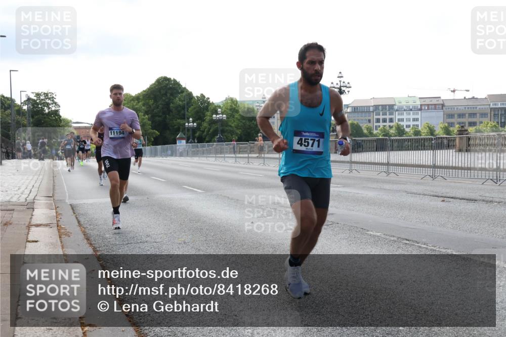 29.06.2025 - hella hamburg halbmarathon Lena Gebhardt http://msf.ph/oto/8418268 29.06.2025 09:41:34 Lombardsbrücke 11194, 4571, 2459, 4128, 4571, 7142, 7834, 7963, 9442, 10234, 10780, 11194, 11624, 12067, 12641, 13780, 14107, 16361, 16484, 17856, 17886 meine-sportfotos.de