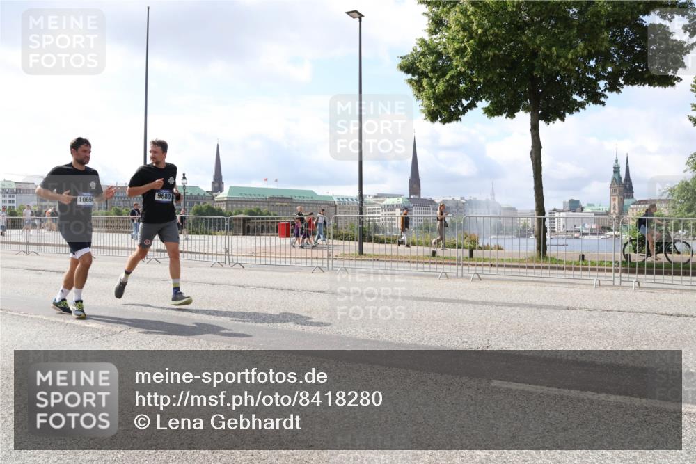 29.06.2025 - hella hamburg halbmarathon Lena Gebhardt http://msf.ph/oto/8418280 29.06.2025 10:05:27 Lombardsbrücke 9680, 10694, 1863, 1936, 1981, 2288, 2298, 2424, 2624, 3071, 3413, 3461, 3578, 3929, 4014, 4220, 4782, 5073, 6059, 6907, 6908, 7302, 7826, 8089, 8999, 9007, 9075, 9165, 9339, 9559, 9680, 9736, 9737, 9738, 9917, 10343, 10694, 10791, 10998, 11784, 11873, 11958, 12557, 13221, 13327, 13717, 14203, 14465, 14642, 16092, 16478, 16546, 16847, 17112, 17707, 17731, 17740, 18189, 18616, 18617, 19034, 19248 meine-sportfotos.de