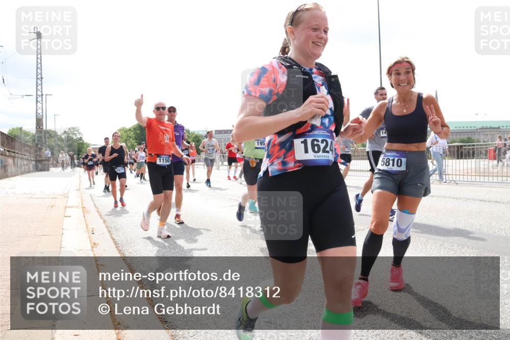 29.06.2025 - hella hamburg halbmarathon Lena Gebhardt http://msf.ph/oto/8418312 29.06.2025 10:42:34 Lombardsbrücke 1150, 195, 1624, 123, 14, 5810, 1150, 1360, 1624, 1656, 1752, 1929, 1957, 1964, 1994, 2069, 2134, 2401, 2523, 2538, 2580, 2940, 2941, 2974, 3276, 3283, 3605, 3874, 4092, 4105, 4329, 4334, 4353, 4385, 4778, 4885, 4891, 4892, 5403, 5417, 5419, 5671, 5810, 6120, 6764, 6828, 6917, 7040, 7260, 7357, 7513, 7557, 7666, 8014, 8161, 8459, 8525, 8526, 8529, 8712, 8816, 9008, 9370, 9980, 10027, 10454, 10532, 10697, 11142, 11710, 12151, 12441, 13241 meine-sportfotos.de
