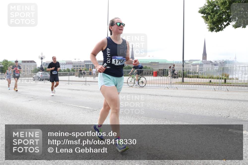 29.06.2025 - hella hamburg halbmarathon Lena Gebhardt http://msf.ph/oto/8418330 29.06.2025 10:27:07 Lombardsbrücke 1530, 1793, 1973, 2045, 2306, 2643, 2775, 4358, 4507, 4509, 5494, 5495, 5707, 5825, 6259, 6625, 6637, 7069, 7234, 7314, 7944, 8056, 8281, 9186, 9349, 10077, 10465, 11110, 11270, 11740, 11766, 12071, 13462, 14020, 14021, 15027, 15108, 15641, 15878, 16479, 16788, 17049, 17300, 17445, 17675, 18074, 18097, 18516, 18962, 18976, 18978 meine-sportfotos.de
