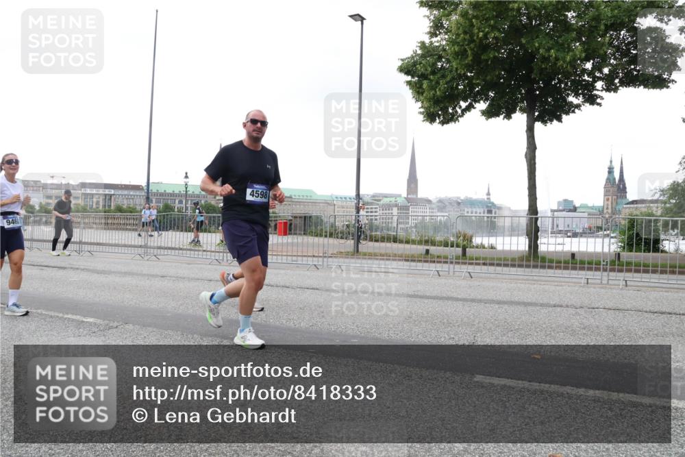 29.06.2025 - hella hamburg halbmarathon Lena Gebhardt http://msf.ph/oto/8418333 29.06.2025 10:52:07 Lombardsbrücke 9460, 4598, 1418, 1978, 3038, 3240, 3645, 3991, 4087, 4273, 4436, 4598, 4606, 4815, 5062, 5262, 5534, 6007, 6386, 6403, 6404, 6406, 6456, 6604, 6671, 6947, 6985, 7682, 7690, 7691, 7735, 8194, 8196, 8250, 8251, 8621, 9220, 9368, 9460, 9462, 9590, 9594, 9673, 9730, 9731, 10296, 10342, 10521, 10533, 10634, 10673, 10693, 10830, 10884, 11084, 11101, 11126, 11127, 11375, 11736, 11875, 11899, 11974, 12065, 12546, 12558 meine-sportfotos.de