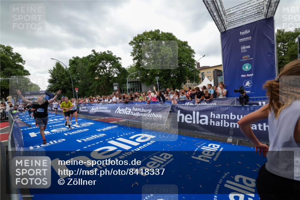 29.06.2025 - hella hamburg halbmarathon Zöllner http://msf.ph/oto/8418337 29.06.2025 10:51:48 Ziel 2396, 6286, 7224, 8710, 8819, 12224, 14458, 15427, 15496, 15727, 15831, 15899, 16907, 17682, 19053 meine-sportfotos.de