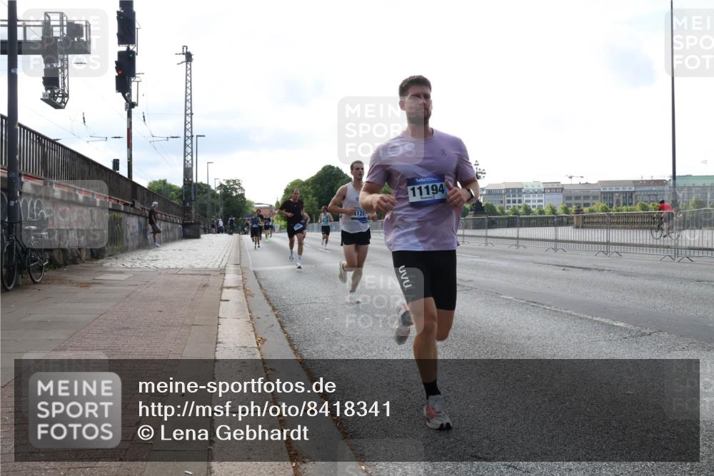 29.06.2025 - hella hamburg halbmarathon Lena Gebhardt http://msf.ph/oto/8418341 29.06.2025 09:41:36 Lombardsbrücke 128, 11194, 2459, 4128, 4571, 7142, 7834, 7963, 9442, 10234, 10780, 11194, 11624, 12067, 12641, 13751, 13780, 14107, 16361, 16484, 17856, 17886 meine-sportfotos.de