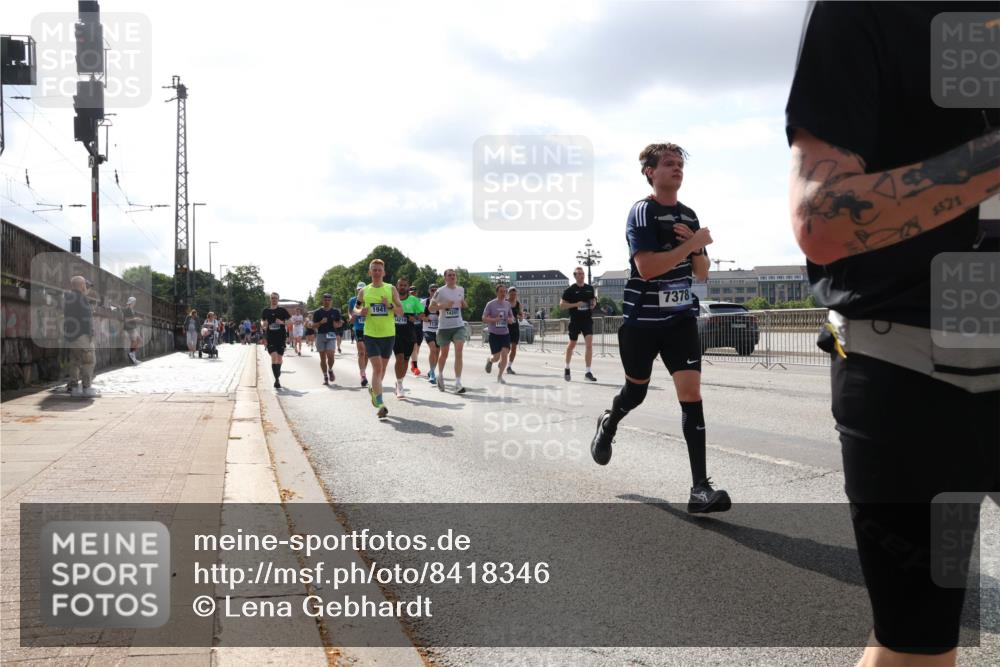 29.06.2025 - hella hamburg halbmarathon Lena Gebhardt http://msf.ph/oto/8418346 29.06.2025 09:51:17 Lombardsbrücke 1941, 14210, 14201, 7378, 1571, 1136, 1256, 1441, 1570, 1677, 1912, 1920, 1941, 1962, 2546, 2579, 2880, 2972, 3056, 3523, 3700, 3947, 4297, 4759, 4854, 4888, 4889, 4893, 4999, 5026, 5087, 5275, 5375, 5387, 5410, 5506, 6429, 6593, 6639, 6721, 6901, 7110, 7116, 7284, 7363, 7378, 7635, 7693, 7962, 8091, 8122, 8319, 8574, 8871, 8966, 9262, 9313, 9364, 9371, 9380, 9755, 9833, 9885, 10193, 10415, 10469, 11049, 11907, 11959, 12153, 14201 meine-sportfotos.de