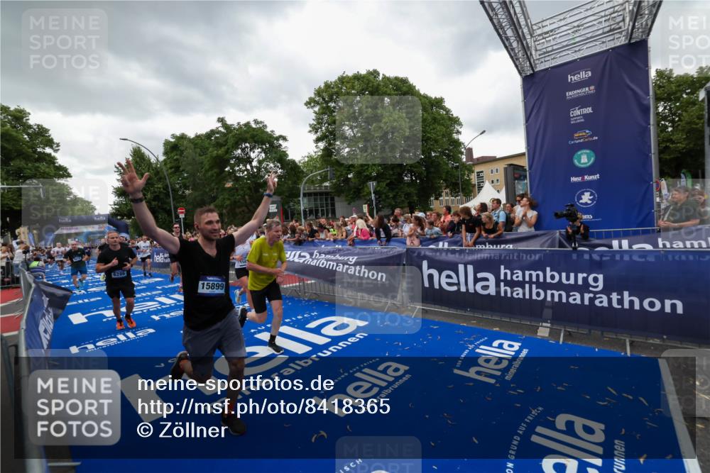 29.06.2025 - hella hamburg halbmarathon Zöllner http://msf.ph/oto/8418365 29.06.2025 10:51:50 Ziel 2396, 6286, 7224, 8710, 8819, 9793, 9959, 12224, 15427, 15727, 15831, 15899, 16907, 17682, 19053, 19137 meine-sportfotos.de