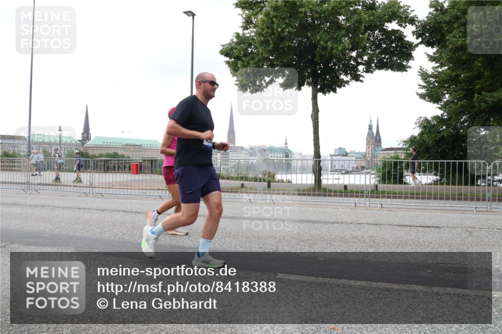 29.06.2025 - hella hamburg halbmarathon Lena Gebhardt http://msf.ph/oto/8418388 29.06.2025 10:52:07 Lombardsbrücke 1418, 1978, 3038, 3240, 3645, 3991, 4087, 4273, 4436, 4598, 4606, 4815, 5062, 5262, 5534, 6007, 6386, 6403, 6404, 6406, 6456, 6604, 6671, 6947, 6985, 7682, 7690, 7691, 7735, 8194, 8196, 8250, 8251, 8621, 9220, 9368, 9460, 9462, 9590, 9594, 9673, 9730, 9731, 10296, 10342, 10521, 10533, 10634, 10673, 10693, 10830, 10884, 11084, 11101, 11126, 11127, 11375, 11736, 11875, 11899, 11974, 12065, 12546, 12558 meine-sportfotos.de