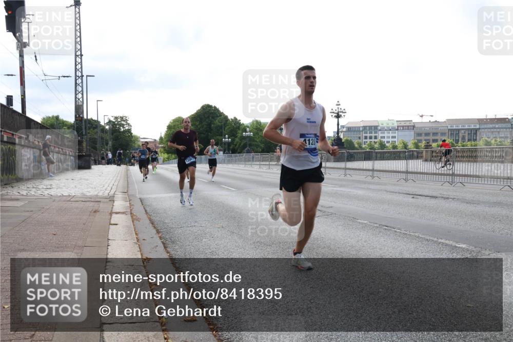 29.06.2025 - hella hamburg halbmarathon Lena Gebhardt http://msf.ph/oto/8418395 29.06.2025 09:41:36 Lombardsbrücke 12067, 4128, 2459, 4128, 4571, 7142, 7834, 7963, 9442, 10234, 10780, 11194, 11624, 12067, 12641, 13751, 13780, 14107, 16361, 16484, 17856, 17886 meine-sportfotos.de
