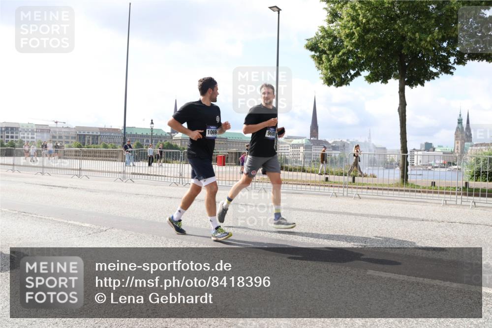 29.06.2025 - hella hamburg halbmarathon Lena Gebhardt http://msf.ph/oto/8418396 29.06.2025 10:05:28 Lombardsbrücke 9680, 1069, 1863, 1936, 1981, 2288, 2298, 2424, 2624, 3071, 3413, 3461, 3578, 3929, 4014, 4220, 4782, 5073, 5762, 6059, 6907, 6908, 7302, 7826, 8089, 8999, 9007, 9075, 9165, 9339, 9559, 9680, 9736, 9737, 9738, 9917, 10343, 10694, 10791, 10998, 11784, 11873, 11958, 12557, 13221, 13327, 13717, 14203, 14465, 14642, 16092, 16478, 16546, 16847, 17707, 17731, 17740, 18189, 18616, 18617, 18973, 19034, 19248 meine-sportfotos.de
