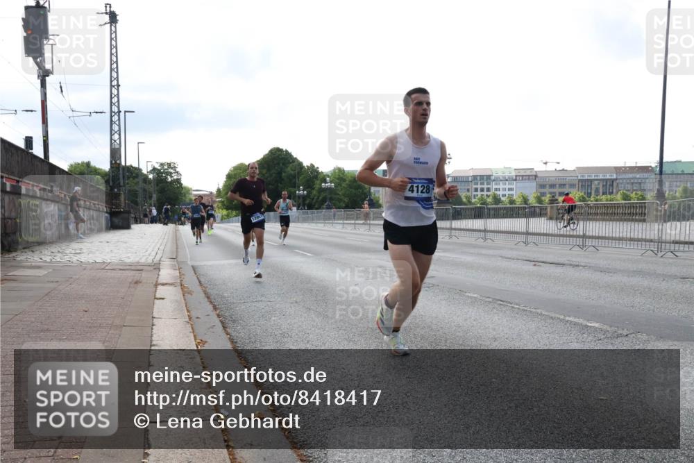 29.06.2025 - hella hamburg halbmarathon Lena Gebhardt http://msf.ph/oto/8418417 29.06.2025 09:41:37 Lombardsbrücke 12067, 4128, 2459, 2892, 4128, 4571, 7142, 7834, 7963, 9442, 10234, 10780, 11194, 11624, 12067, 12641, 13751, 13780, 14107, 16361, 16484, 17856, 17886, 18897 meine-sportfotos.de