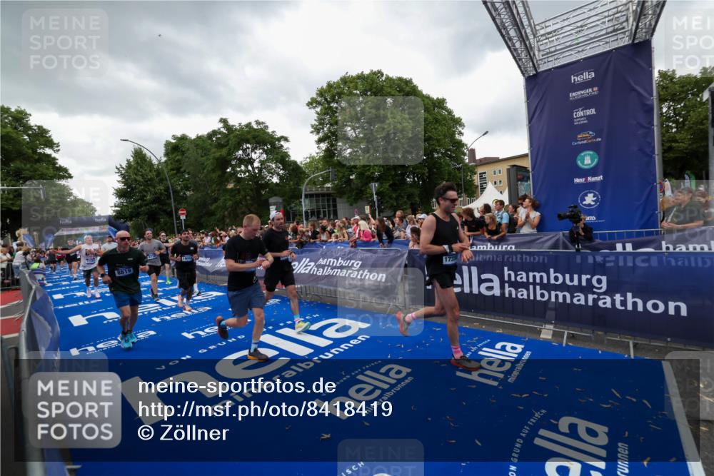 29.06.2025 - hella hamburg halbmarathon Zöllner http://msf.ph/oto/8418419 29.06.2025 10:51:52 Ziel 2396, 2818, 2823, 2880, 4297, 6286, 7224, 8710, 8819, 8856, 9793, 9959, 12224, 15427, 15727, 15831, 16907, 17682, 17815, 17962, 19053, 19137 meine-sportfotos.de
