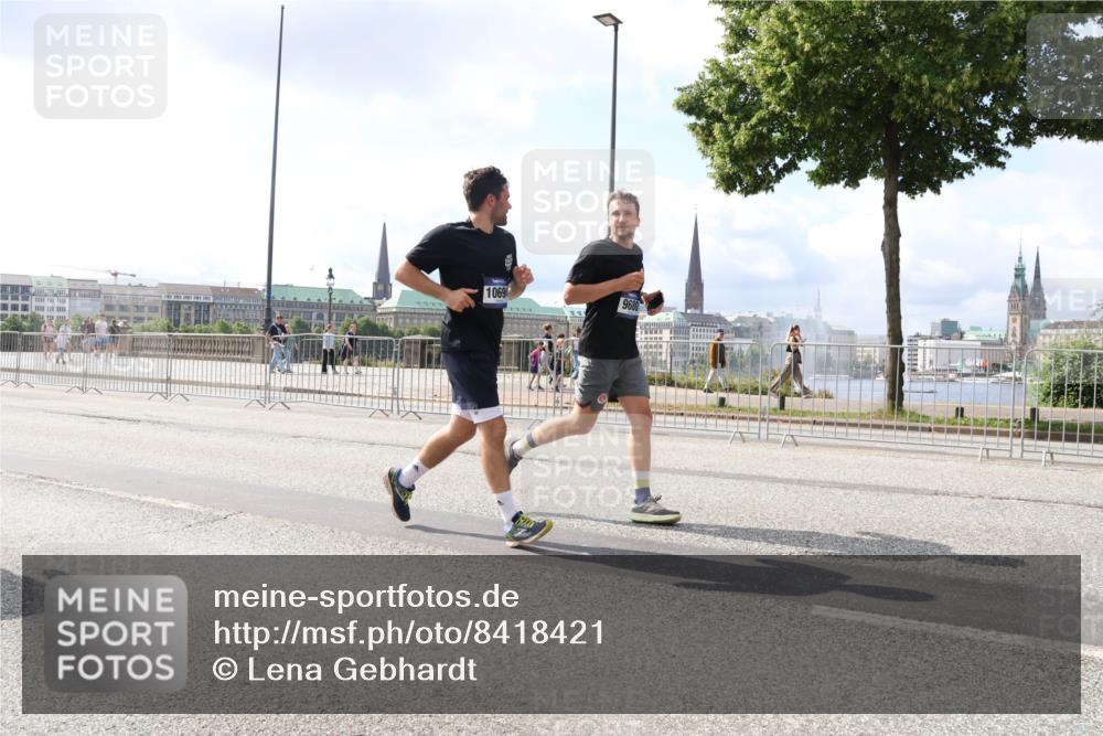 29.06.2025 - hella hamburg halbmarathon Lena Gebhardt http://msf.ph/oto/8418421 29.06.2025 10:05:28 Lombardsbrücke 1069, 9680, 1863, 1936, 1981, 2288, 2298, 2424, 2624, 3071, 3413, 3461, 3578, 3929, 4014, 4220, 4782, 5073, 5762, 6059, 6907, 6908, 7302, 7826, 8089, 8999, 9007, 9075, 9165, 9339, 9559, 9680, 9736, 9737, 9738, 9917, 10343, 10694, 10791, 10998, 11784, 11873, 11958, 12557, 13221, 13327, 13717, 14203, 14465, 14642, 16092, 16478, 16546, 16847, 17707, 17731, 17740, 18189, 18616, 18617, 18973, 19034, 19248 meine-sportfotos.de