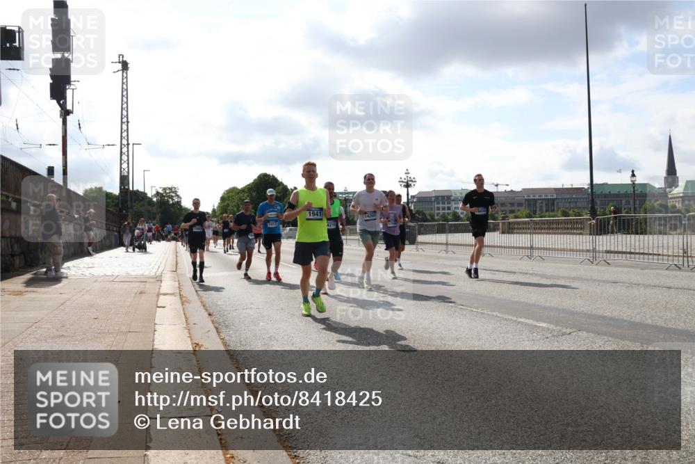 29.06.2025 - hella hamburg halbmarathon Lena Gebhardt http://msf.ph/oto/8418425 29.06.2025 09:51:18 Lombardsbrücke 1912, 1941, 4210, 14201, 1749, 1136, 1256, 1441, 1520, 1570, 1677, 1912, 1920, 1941, 1962, 2546, 2579, 2880, 2972, 3056, 3523, 3700, 3947, 4297, 4634, 4759, 4843, 4854, 4888, 4889, 4999, 5026, 5087, 5275, 5375, 5387, 5410, 5506, 6429, 6593, 6639, 6721, 6901, 7105, 7110, 7116, 7284, 7363, 7378, 7635, 7693, 7962, 8091, 8122, 8319, 8574, 8871, 8966, 9262, 9313, 9364, 9371, 9380, 9755, 9833, 9885, 10193, 10415, 10469, 11049, 11907, 11959, 12153, 14201 meine-sportfotos.de