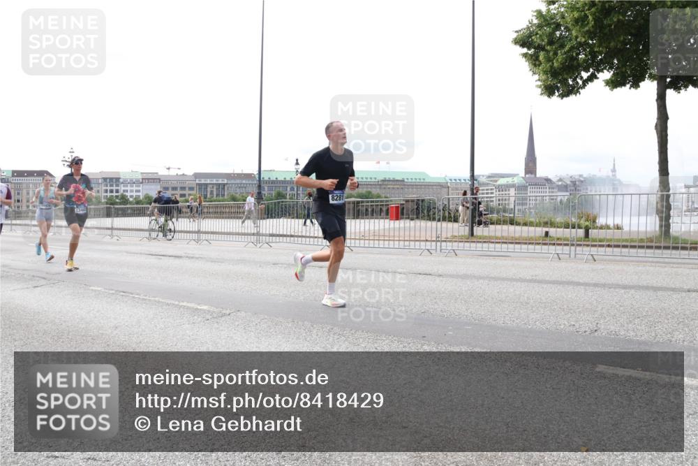 29.06.2025 - hella hamburg halbmarathon Lena Gebhardt http://msf.ph/oto/8418429 29.06.2025 10:27:09 Lombardsbrücke 13462, 8281, 1530, 1793, 1973, 2045, 2306, 2775, 4358, 4507, 4509, 5494, 5495, 5707, 5825, 6259, 6625, 6637, 7069, 7234, 7314, 7944, 8056, 8281, 9186, 9349, 10077, 10465, 11110, 11740, 11766, 12071, 13462, 14020, 14021, 15027, 15108, 15641, 15878, 16479, 16788, 17049, 17300, 17445, 18074, 18097, 18516, 18962, 18976, 18978 meine-sportfotos.de