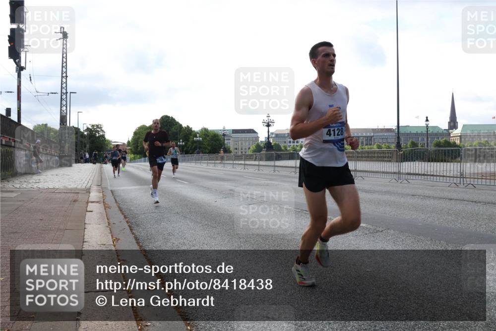 29.06.2025 - hella hamburg halbmarathon Lena Gebhardt http://msf.ph/oto/8418438 29.06.2025 09:41:37 Lombardsbrücke 1200, 4128, 558885, 2459, 2892, 4128, 4571, 7142, 7834, 7963, 9442, 10234, 10780, 11194, 11624, 12067, 12641, 13751, 13780, 14107, 16361, 16484, 17856, 17886, 18897 meine-sportfotos.de