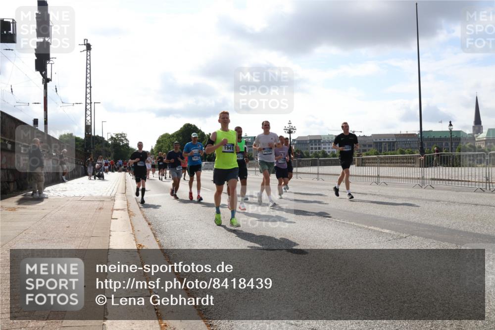 29.06.2025 - hella hamburg halbmarathon Lena Gebhardt http://msf.ph/oto/8418439 29.06.2025 09:51:18 Lombardsbrücke 1912, 1941, 4210, 14201, 17492, 1136, 1256, 1441, 1520, 1570, 1677, 1912, 1920, 1941, 1962, 2546, 2579, 2880, 2972, 3056, 3523, 3700, 3947, 4297, 4634, 4759, 4843, 4854, 4888, 4889, 4999, 5026, 5087, 5275, 5375, 5387, 5410, 5506, 6429, 6593, 6639, 6721, 6901, 7105, 7110, 7116, 7284, 7363, 7378, 7635, 7693, 7962, 8091, 8122, 8319, 8574, 8871, 8966, 9262, 9313, 9364, 9371, 9380, 9755, 9833, 9885, 10193, 10415, 10469, 11049, 11907, 11959, 12153, 14201 meine-sportfotos.de